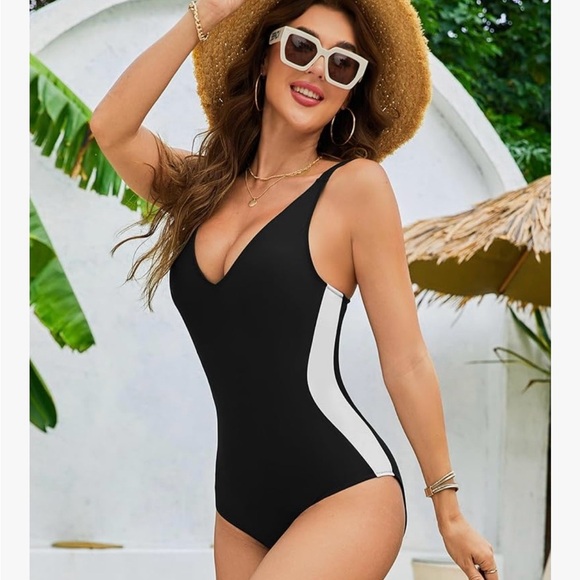 Chic Black and White Women's One-Piece Swimsuit - Picture 4 of 9